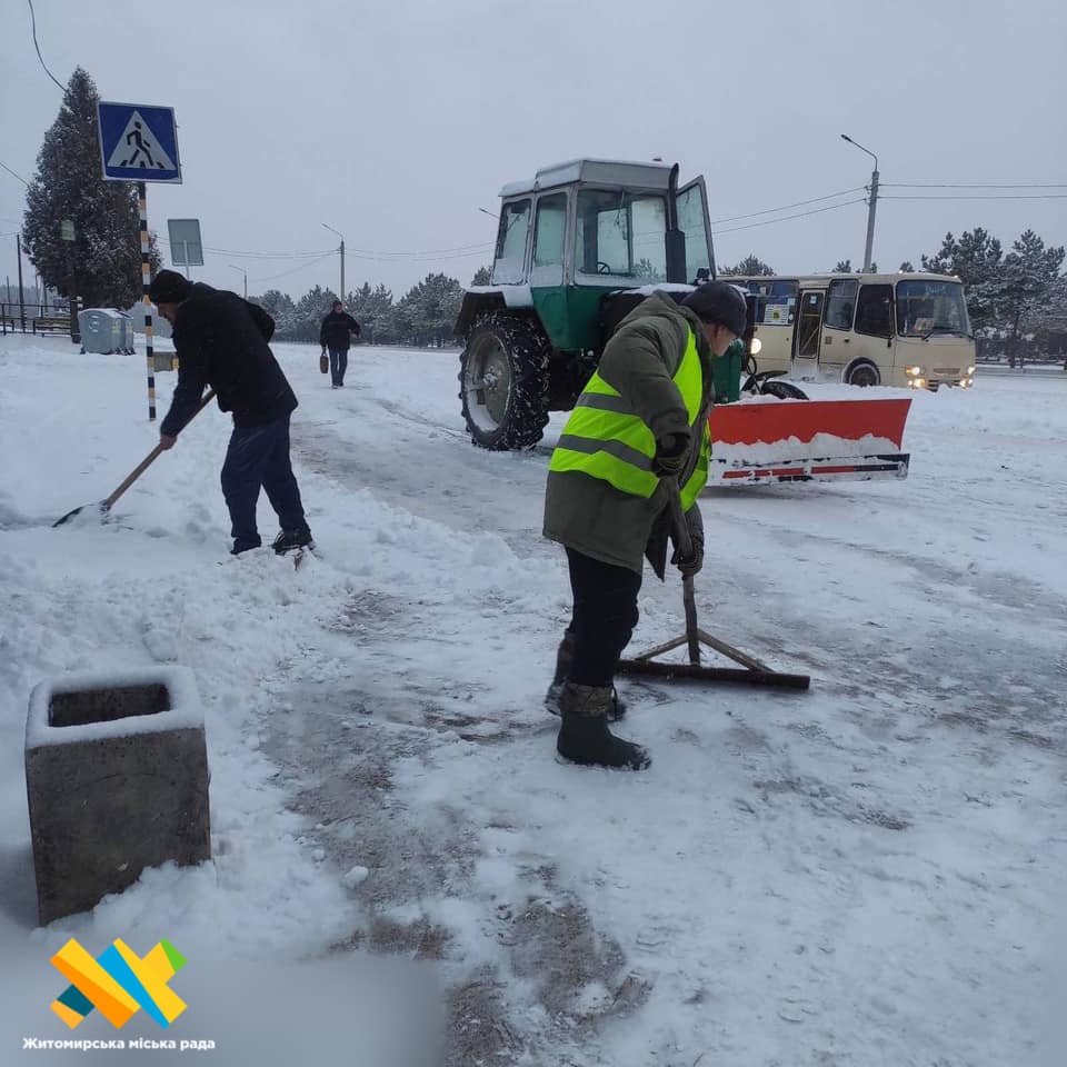 У Житомирі дорожники ліквідовують наслідки нічного снігопаду
