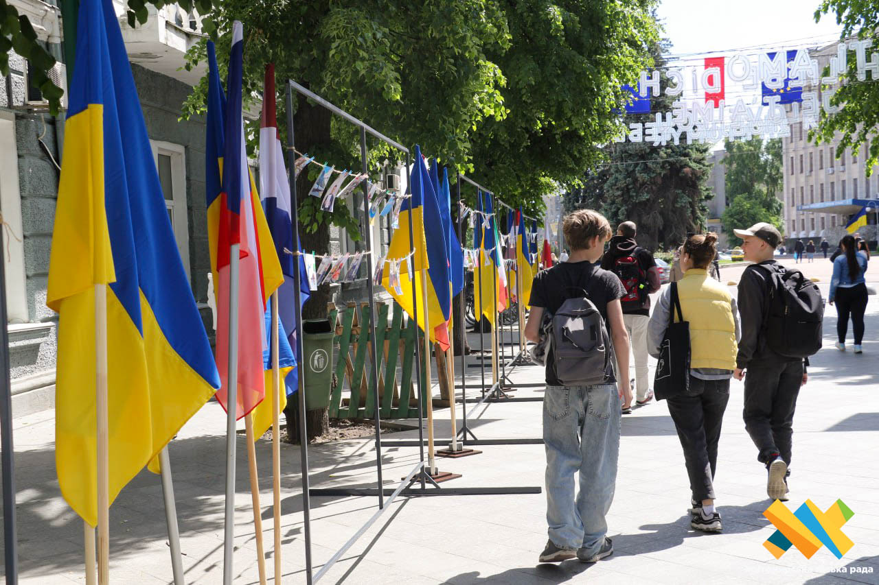 У День Європи на Михайлівській  — світлини та прапори країн, які допомагають Житомиру