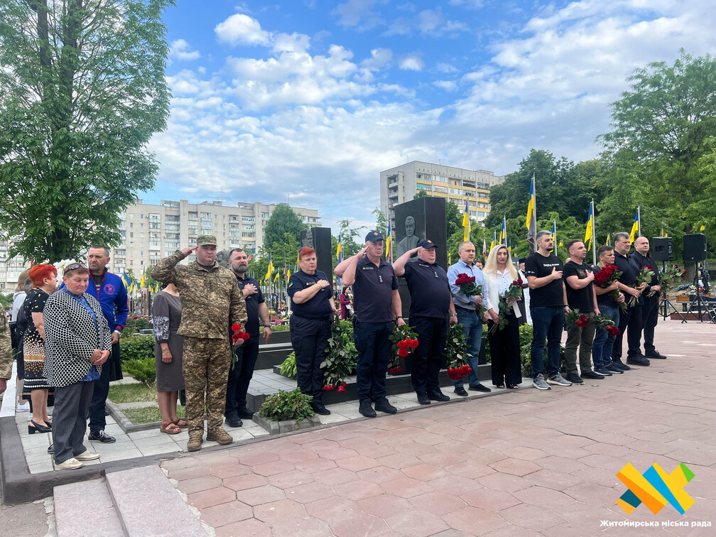 У День Героїв в Житомирі вшанували памʼять Захисників, які повернулись на щиті…